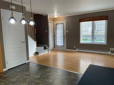 DISPONIBLE 1ER JUIN - CENTRE-VILLE JOLIETTE- SPLENDIDE 4 1-2 SUR 2 ÉTAGES(MAISON DE VILLE)