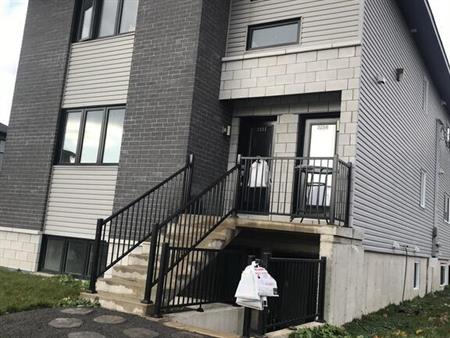 À LOUER– Grand 5 ½ Au Coeur De St-Jerome