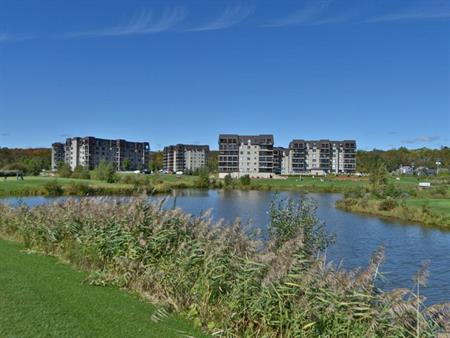 Grand Condo vue sur le Golf de la faune, 1 Stationnement intérieur, Disponible 1 juin