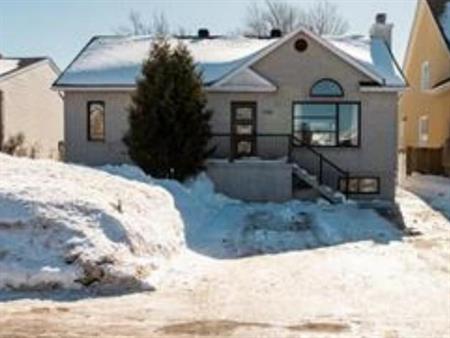 Maison grand 41/2 à louer (Rez-de-chaussé)