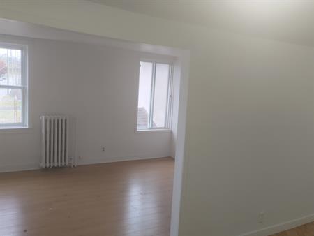 Centre Ville 4/1/2 Chauffer éclairé