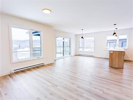 Immeuble - 16 Rue Allen Est, Waterloo 4 Et Demi + Den - Neuf - Waterloo