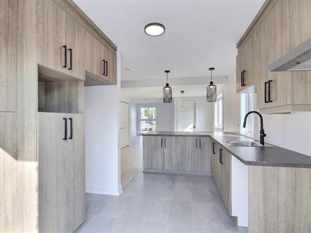 5 1/2 STYLE CONDO SUR 2 NIVEAUX RÉNOVÉ À ST-JÉRÔME