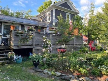 2 bed 1 bath + den in Knowlton
