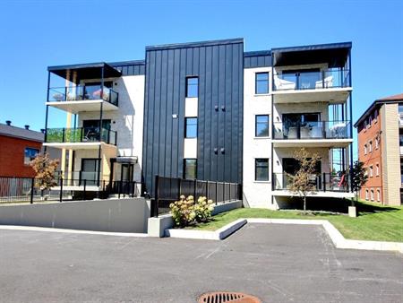 Condo avec Garage et Ascenseur à Louer: St-Luc
