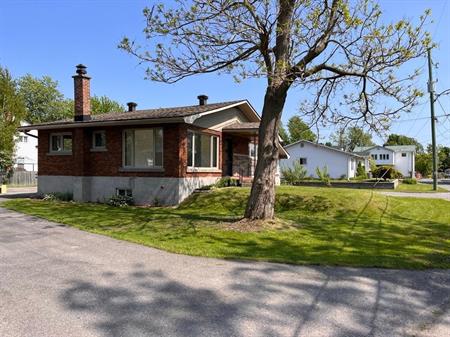 Maison unifamiliale, 3 chambres, 2 salles de bain, solarium, garage double