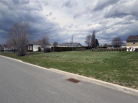 Lambton, Estrie. Terrain vacant de 90 x 88 pi, situé dans un quartier résidentiel paisible et recherché. Venez profitez du pl