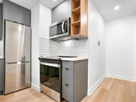 #102, 1 Bed 1 Bath - 2235 Avenue Prud'Homme, Montréal
