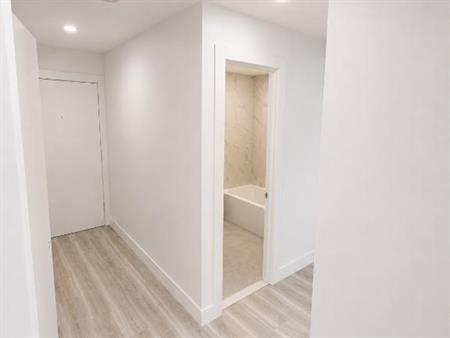 4½ rénové à louer - fully renovated for rent - NDG (Grand Blvd)