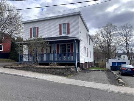 Grand 7 ½ sur deux étages – Lévis centre-ville