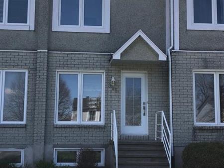 UN MOIS GRATUIT: logement/maison de ville