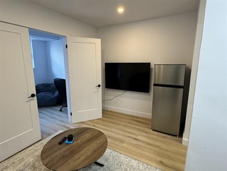 Studio Meublé – Ellendale Ave