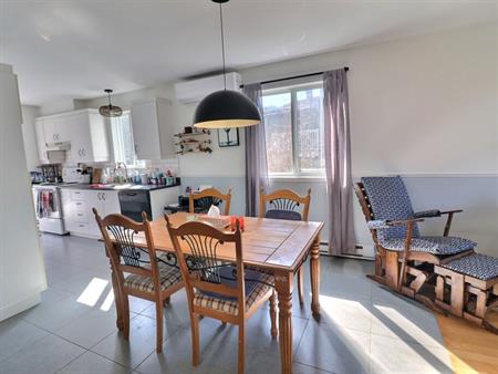 5 1/2 Avec Terrasse Et Cours (2 étages)