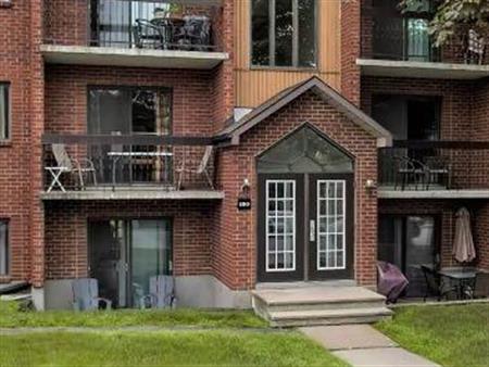 $975.00 4 1/2 niveau terrasse situé près des boul des Laurentides et du boul St-Martin O.