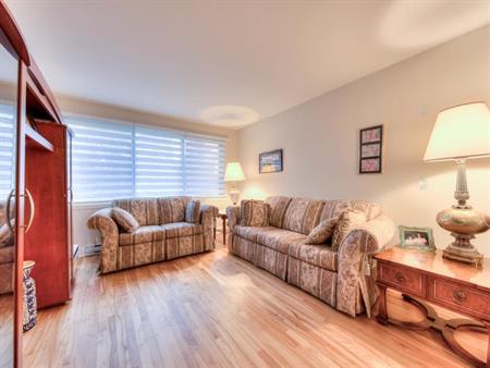 Grand 5½ lumineux à Chomedey + bureau – Stationnement inclus