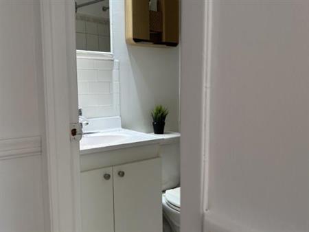 Vimont, 4 1/2, chauffe et eau chaude fourni, pres de toutes les commoditées, bois franc,(crystal), locker au sous-sol, interc