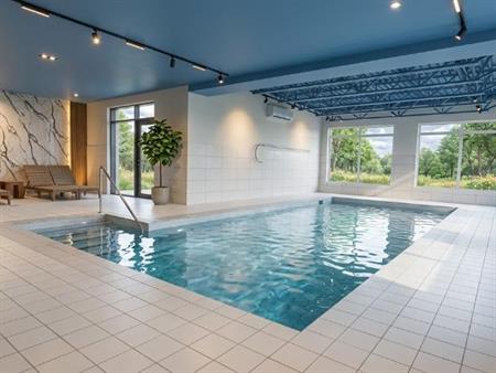 Luxueux 4 ½ avec Piscine, Gym & Garage – Châteauguay – Libre Juillet