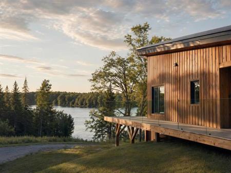 Chalet bord du lac à louer — Gore (Laurentides) — 4 ch, spa, ponton, 14 pers