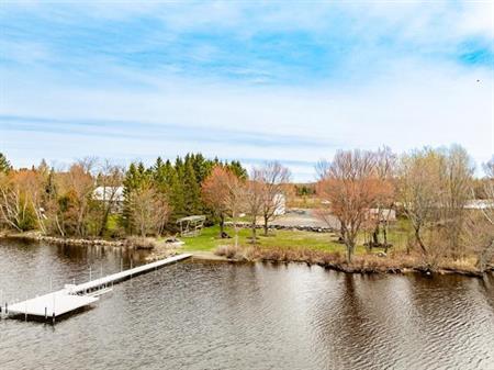 Lac Aylmer, Stratford en Estrie. Rareté! Terrain aménagé, prêt à construire de 50 080 pi². Offre environ 200 pi de rivage ave
