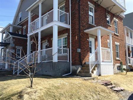 Chauffage, eau chaude, semi meublé + wifi inclus Appartement a louer granby