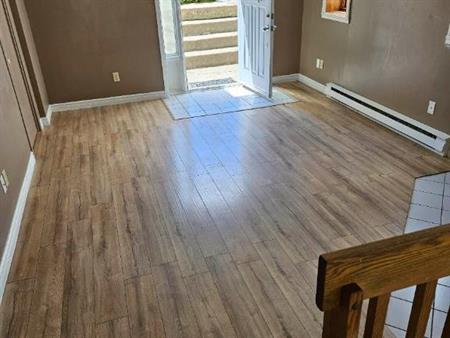 Un grand lumineux 4 1/2 sur un triplex à louer