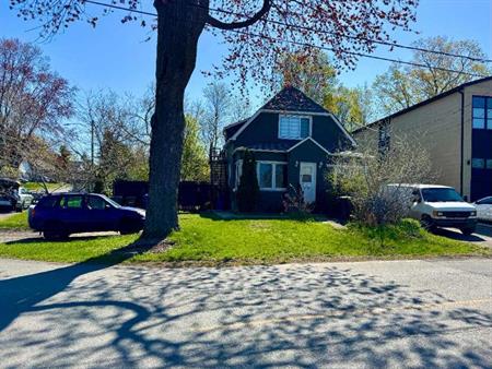 4 ½ lumineux à Châteauguay – Jardin privatif, rivière et stationnement inclus