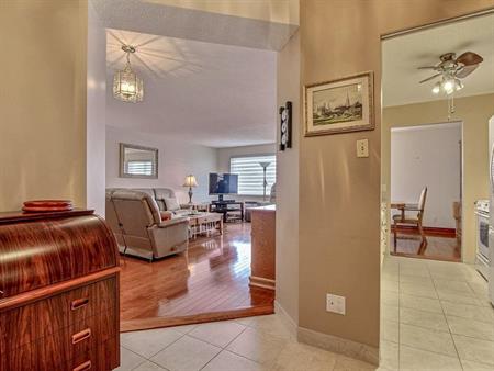 CONDO DE LUXE 4 1/2 - DERNIER ETAGE - LONGUEUIL
