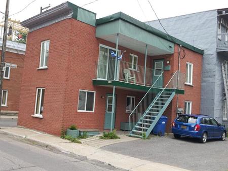 Beau grand 3 1/2, libre, semi-meublé, dans un duplex, centre-ville