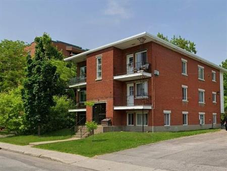 2 CH - 1 SDB - Longueuil - $1,450 /mo