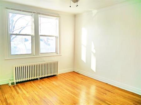 WOW! BEAU GRAND 7 1/2 - 4 CAC - QUARTIER SUPER CHIC - MONT ROYAL