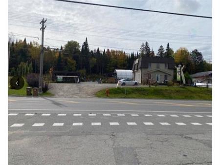 TERRAIN/BÂTISSE COMMERCIALE À VENDRE (POSSIBILITÉ CONSTRUCTION MULTIFAMILIALE 6 LOGEMENTS ET +)