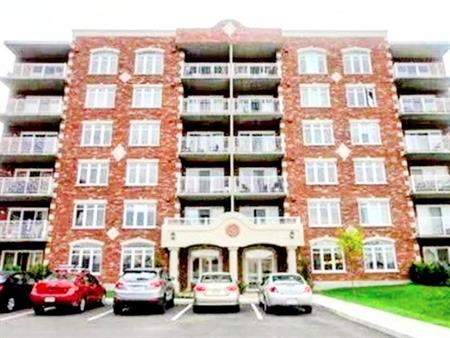 Grand condo 3 1/2 rénové, 5 électros,garage Bois-Franc, St-Laurent