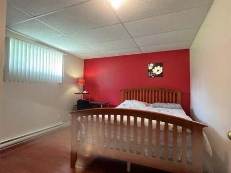 Grande Chambre meublée À LOUER 'immédiat À 700$/mois , Charlesbourg Montanges des roches !!! toutes incluses , pour personne 