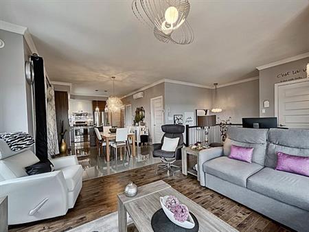 Condo 4 ½ lumineux avec vue sur la ville 2 stationnements - 1580$ /mois - Disponible le 1er juillet