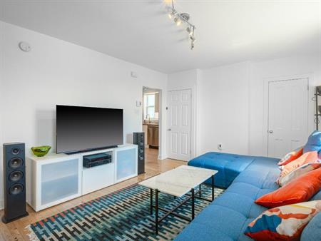 Beau 4 1/2 tout rénové, semi meublé, près de tout les services et du centre-ville, libre 1 er juillet
