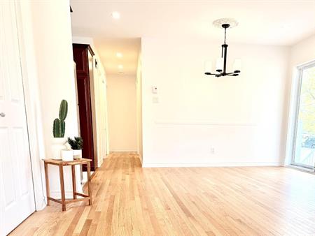 Grand 5 1/2 Terrasse privée libre 1er juin ou 1er juillet 1750$/mois 5 ELECTROS NEUFS FOURNIS