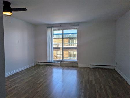 Studio au 3ième étage habitée par une clientèle de 50 ans et plus, la propriété offre une atmosphère paisible