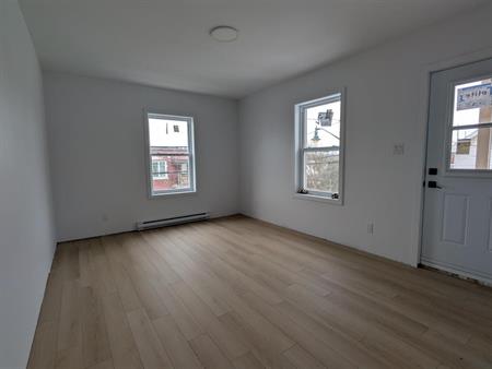 Immeuble - 478-488 Rue Principale Nord Magnifique 4 ½ Refait à Neuf (Richmond)