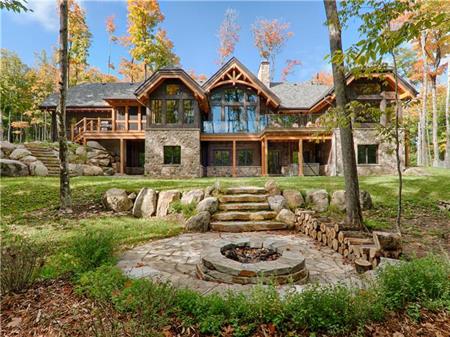 Grand Foret Villa | 5700 sq.ft Luxury Chalet | Hot Tub, Firepit & Pool Table | Pet-Friendly