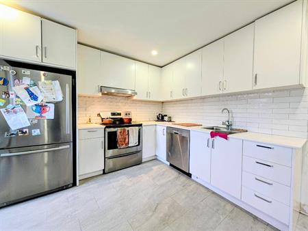 **Because You Deserve Renovated 4 1/2, TOP FLOOR, Metro Lasalle,Verdun**