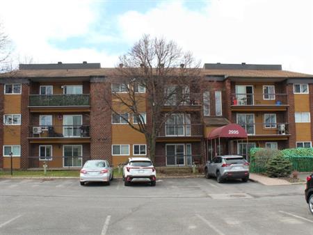 Condo 4 1/2( lumineux, rénové de 2 chambres près de l’Université Laval – 1495$/mois. Disponible dès le 15 juin 2026. Cinq éle