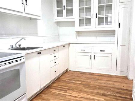 **CONDO SPACIEUX, LUMINEUX ET ENSOLEILLÉ – 2 CHAMBRES FERMÉES