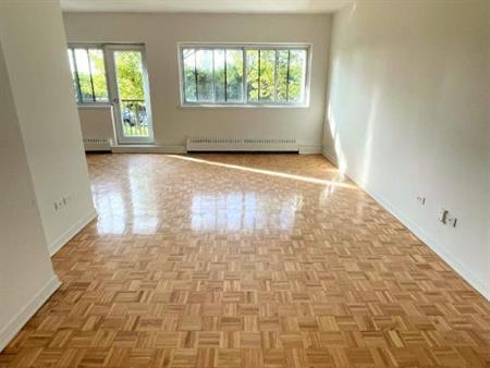 2 CH - 1 SDB - St-Laurent - $1,695 /mo