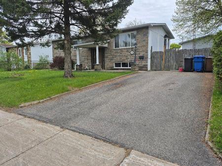 Bungalow à Louer 2600$/mois 4 ch. 2 sdb. (Chateauguay)