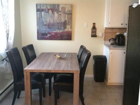 ** TRÈS GRAND 4 1/2 ** CHAUFFÉ INCLUS ** 1 er ÉTAGE ** AVEC BALCON ET PORTE PATIO +À VOIR+ 450-664-7578
