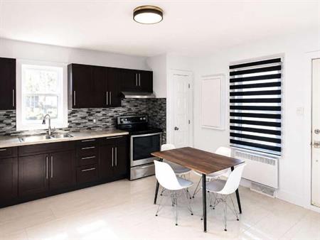 4 ½ entièrement rénové | 950 pi² | 2 stationnements inclus | Disponible immédiatement