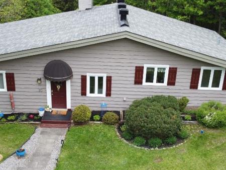 CHALET À LOUER LAURENTIDES - Retraite nature & télétravail | 3 chambres | Foyer | BBQ | Sainte-Anne-des-Lacs