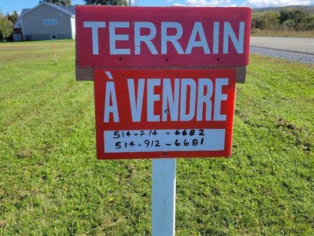 Grand terrain a vendre