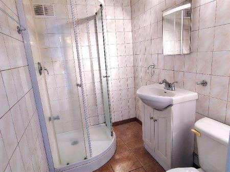 BEAU 4 1/2 AVEC EMPLACEMENT EXCEPTIONNEL!