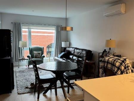Condo à louer avec Garage int. 3 et demi 700 pi2.